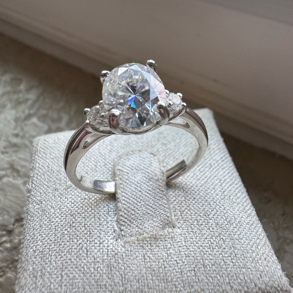 Gorgeous Oval cut moissanite ring - Picture 5 of 9